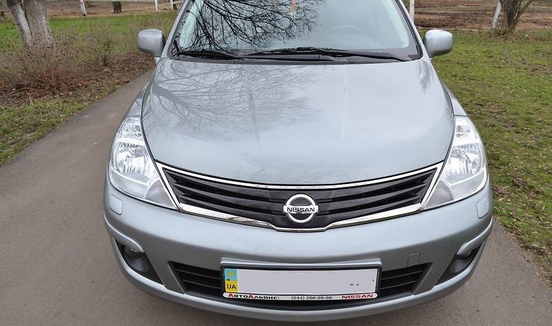 Решітка радіатора Nissan Tiida C12  2012 хетчбек 1.6 Бензин 