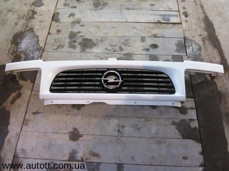 Решотка радиатора Opel Movano 2000 г.  2.8 л дизель Меловое
