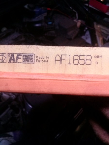 Воздушный фильтр Mazda Premacy универсал 2005 г.  1.8 л бензин Донецк