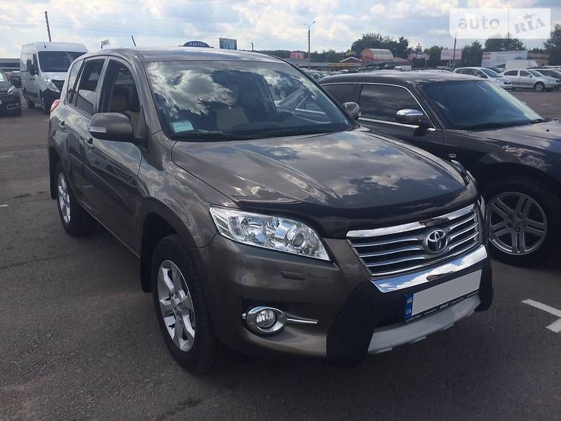 Накладка на бампер передній Toyota Rav 4  2011 2.0 Бензин Кропивницкий