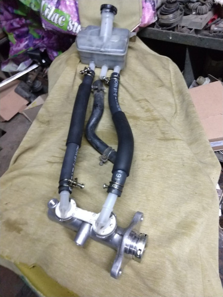 Головний гальмівний циліндр Nissan Vanette  1997 2.0 Дизель 