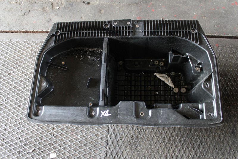 Пластмассовая ниша под аккумулятор BMW X1  2011 хетчбек 2.0 Дизель 