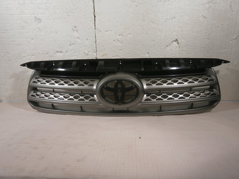 Решетка радиатора Toyota Fortuner 2010 г.  2.7 л бензин Винница