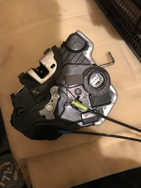 Замок двери Toyota Avensis  2006 универсал 2.2 Дизель Одесса