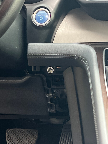 Крышка со стороны водителя возле правого колена Toyota Sienna  2024 універсал 2.5 Бензин Київ