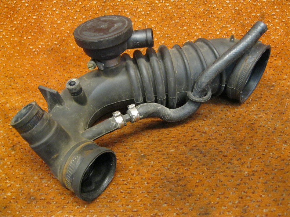 Патрубок повітряного фільтра 058 133 356 L   Audi A6, Volkswagen Passat