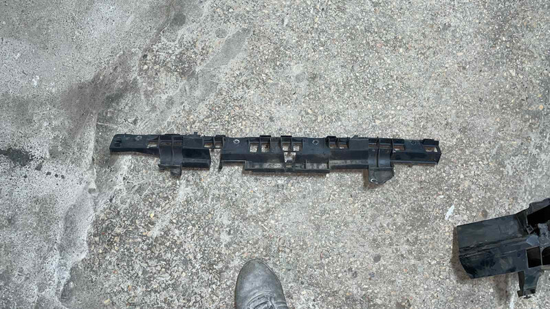 Кріплення бампера Renault Clio хетчбек 2009 р.  2.0 л бензин