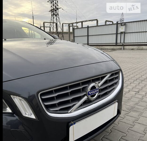 Решетка радиатора Volvo V60 универсал 2011 г.  2.0 л дизель Луцк