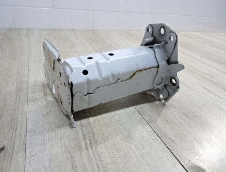 Кронштейн усилителя заднего бампера правый Toyota Auris  2014 хетчбек 1.8 Гибрид 