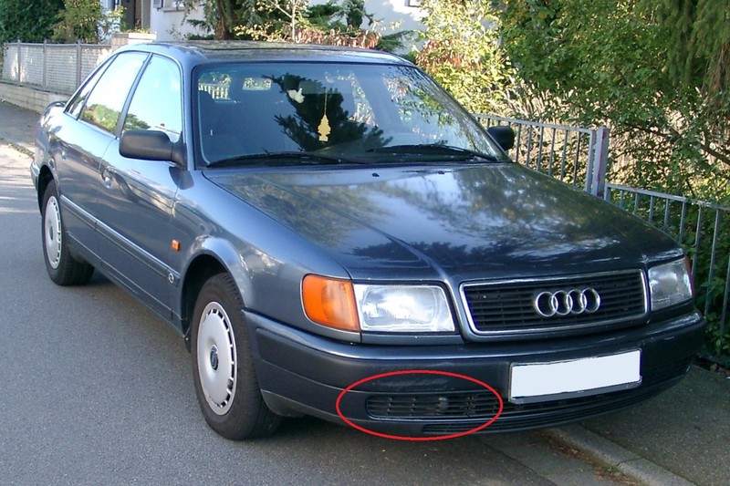 Решётка в бампер правая. Audi 100 C4  1991 2.8 Бензин 