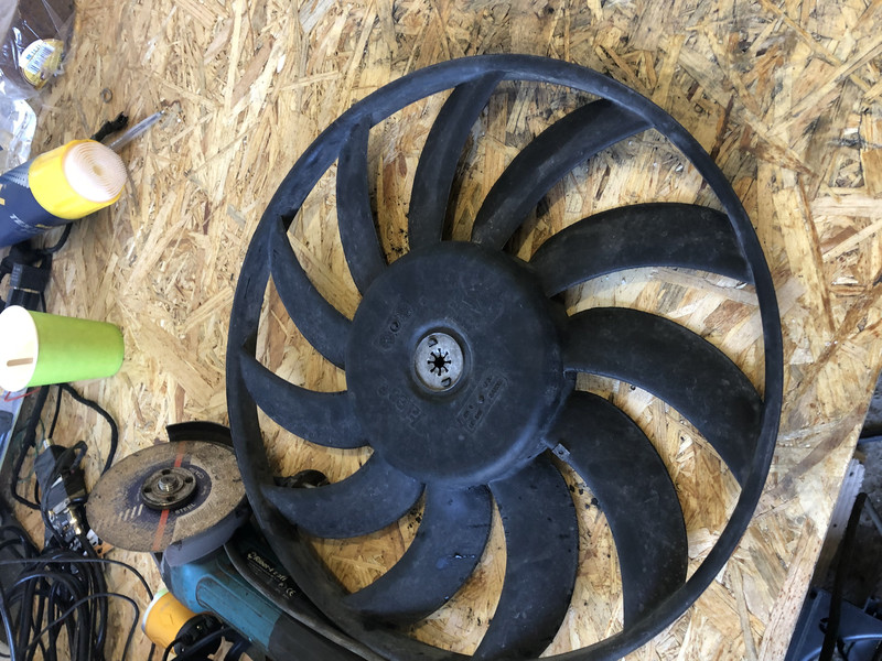 Вентилятор радиатора 870680J   Audi A4