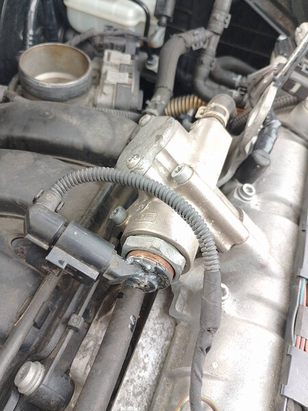 Топливний насос 1.6 fsi з датчиком Volkswagen Golf 5  2007 хетчбек 1.6 Бензин 