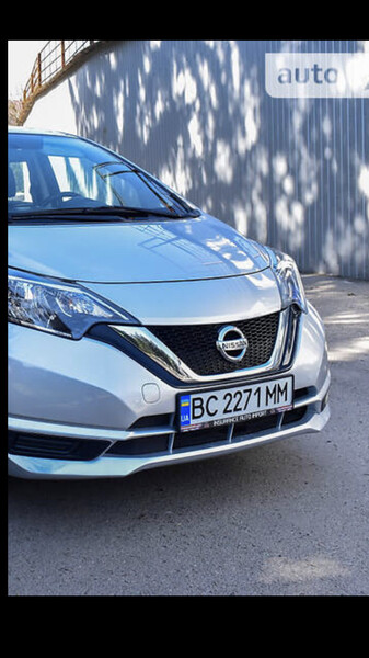 Решітка радіатора верхня Nissan Versa  2017 хетчбек 1.6 Бензин Одеса