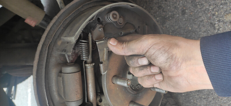 Задний правый ремкомплект барабанных тормозов пружинки флажок Hyundai H1  2006 2.5 Дизель 