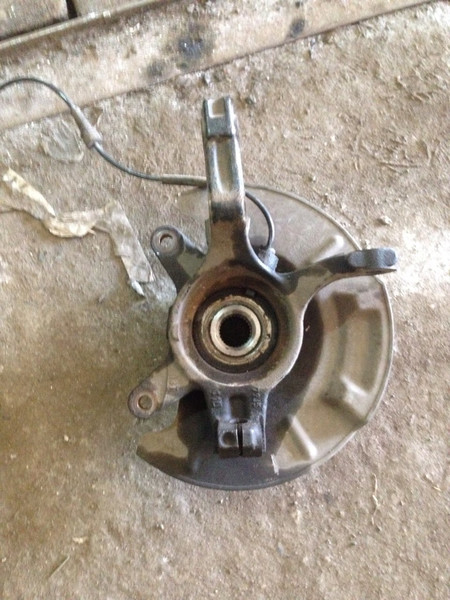 Поворотний кулак передній правий Suzuki SX4  2011 хетчбек 1.6 Бензин 