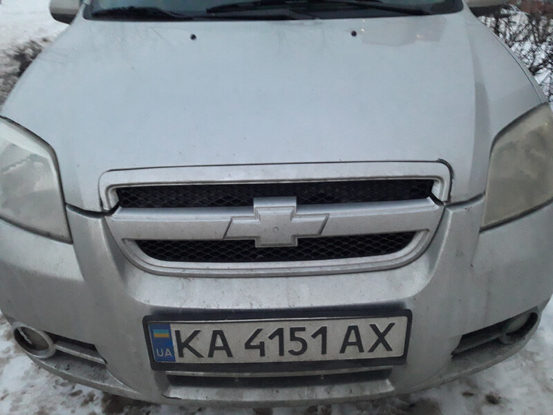 Решетка бампера (там где значёк, планка капота никелированная) Chevrolet Aveo  2008 1.6 Бензин 
