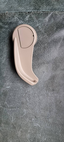 Рычаг регулировки переднего пассажирского сидения Nissan Tiida C11 хетчбек 2007 р.  1.6 л бензин Одеса