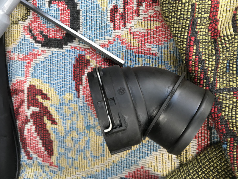 Патрубок турбины 7789048   BMW 5 Series