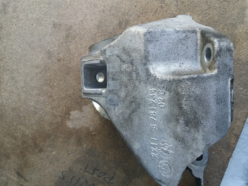 Кронштейн КПП 22116781234   BMW 5 Series