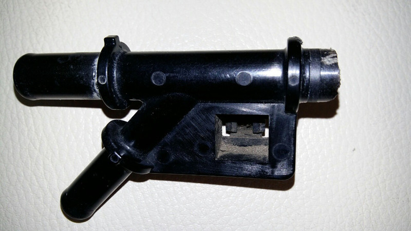 Пластиковый тройник на систему охлаждения двигателя над радиатором Toyota Corolla E140 2007 г.  1.6 л бензин Киев