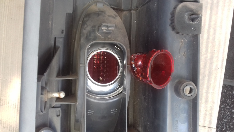 Красные колпачки на лампы стоп сигнала Opel Vivaro  2004 1.9 Дизель Кривой Рог