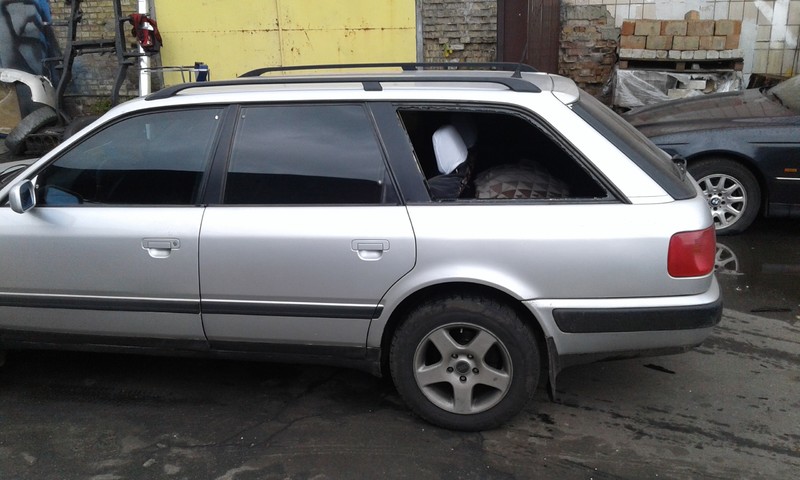 Стекло заднее левое Audi 100 C4  1992 универсал 2.8 Бензин Киев