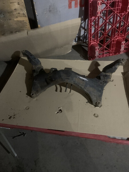 Передня балка 544015M100   Nissan Almera