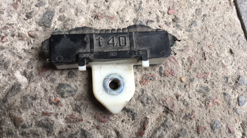 Крепление переднего дверного стекла к стеклоподъемнику Toyota Camry 70  2018 2.5 Бензин Харьков