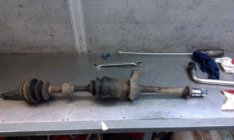 Полуось передняя правая в сборе 25зубов на внутренем шруссе Toyota Celica  1993 купе 2.0 Бензин Хмельницкий