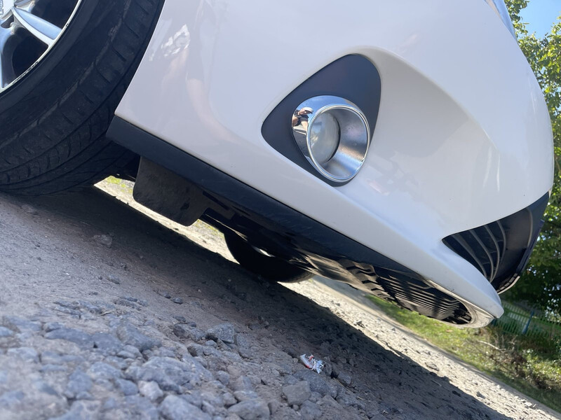 Чорна накладка низу переднього бампера з лівої сторони Toyota Avensis  2013 1.8 Бензин Хмельницкий