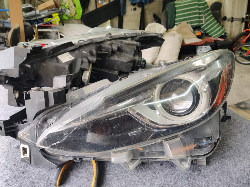 Стекло фары Mazda 3 BM Grand Touring 2014 г.  2.5 л бензин Стрый