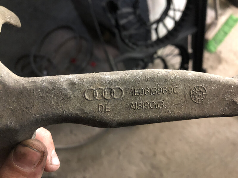 Кронштейн пневмо компрессора Audi A8 D3  2005 3.7 Бензин Киев