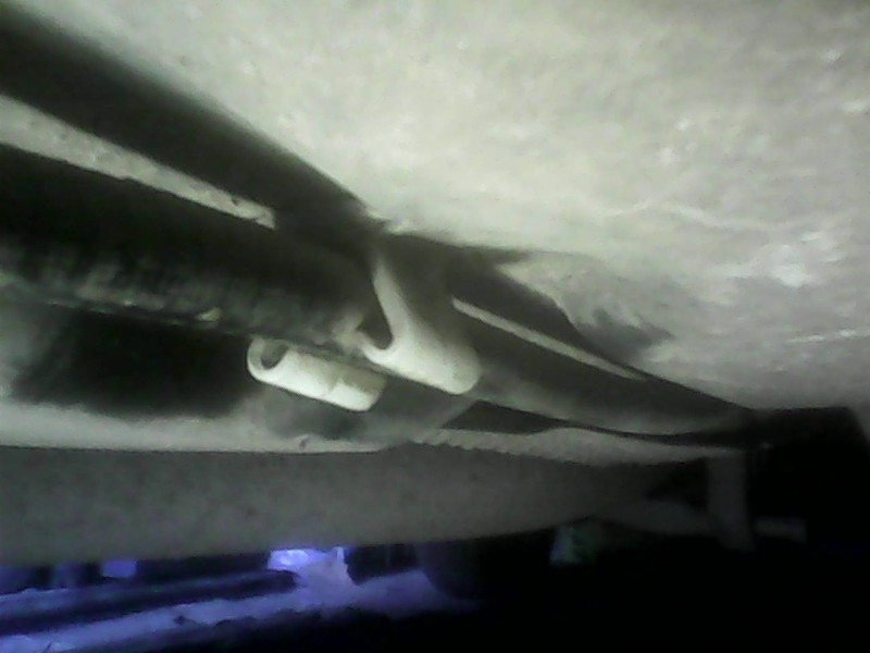 Клипса пластмассовая, котрая фиксирует трос ручника на топливном баке Peugeot Partner  2004 2.0 Дизель Кролевец