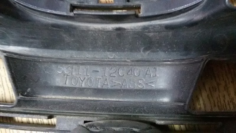 Решетка радиатора 53111-12C40   Toyota Corolla