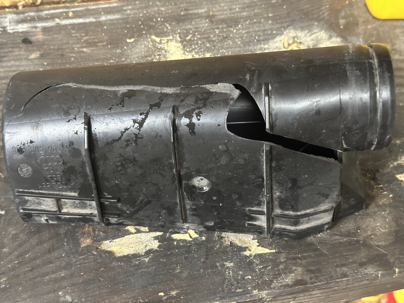 Кришка фільтра Audi Q3 2014 р.  2.0 л бензин Стрий