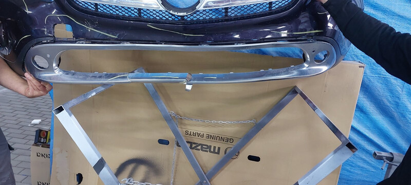 Решетка в бампер Mercedes-Benz GLA-Class  2015 2.0 Бензин Буча