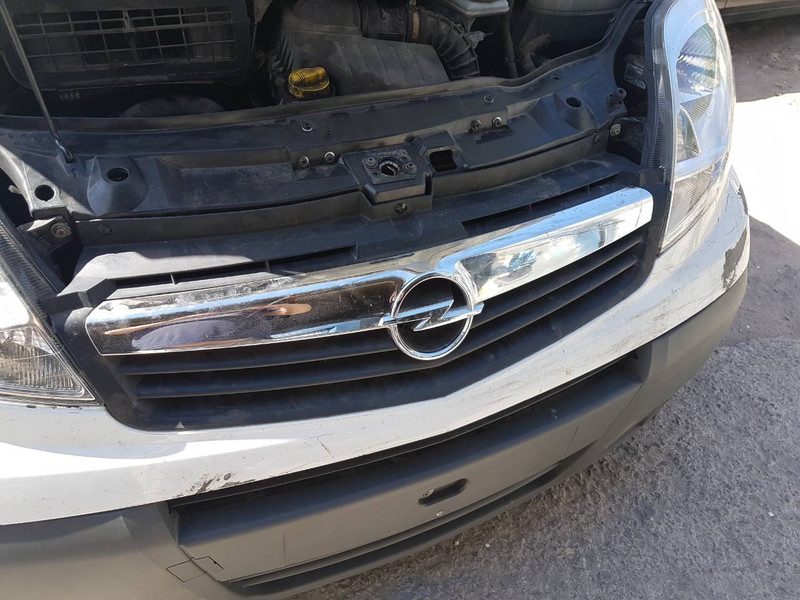 Решетаа бамперп Opel Vivaro 2012 г.  2.0 л дизель Полтава