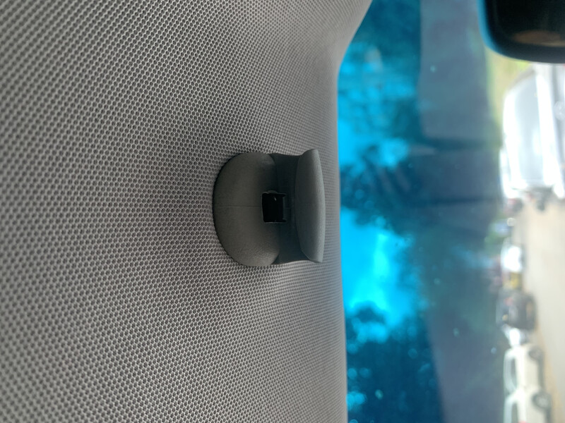 Кріплення сонцезахисного козирька зі сторони зеркала Nissan Pathfinder R51  2007 2.5 Дизель 