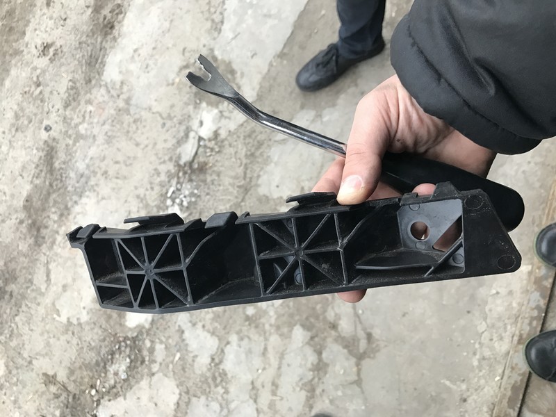 Направляющая переднего бампера левая 86513F1000   Kia Sportage