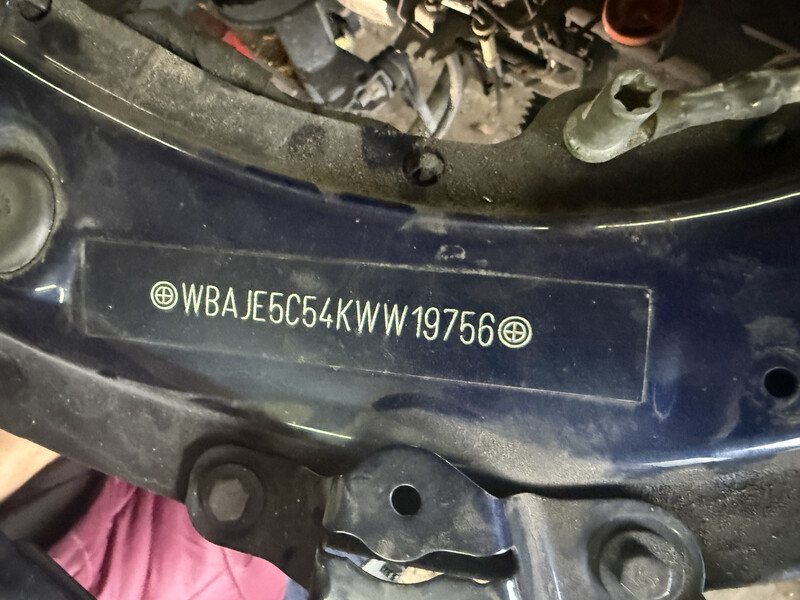 Цапфа амортизатор ступічний підшипник водійська сторона BMW 5 Series  2019 3.0 Бензин Полтава