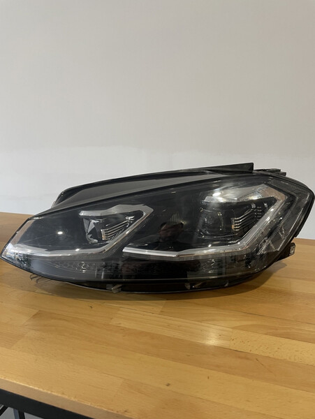 Фары передние ксенон Volkswagen Golf 7 универсал 2017 г.  2.0 л дизель Луцк