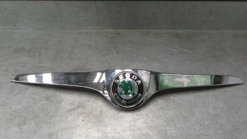 Накладка капота хром с эмблемой Skoda Fabia 2  2008 Краматорск