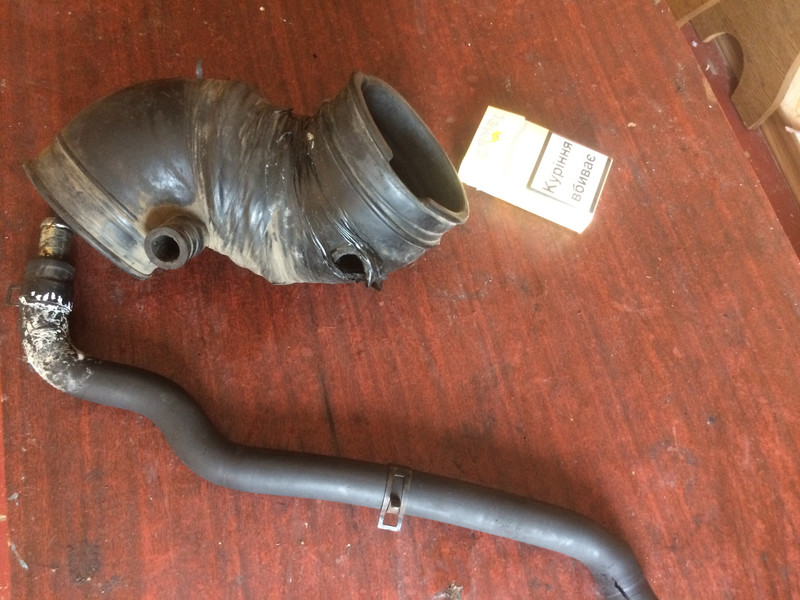 Воздушный патрубок Nissan Bluebird  1988 хэтчбек 2.0 Бензин Черноморск