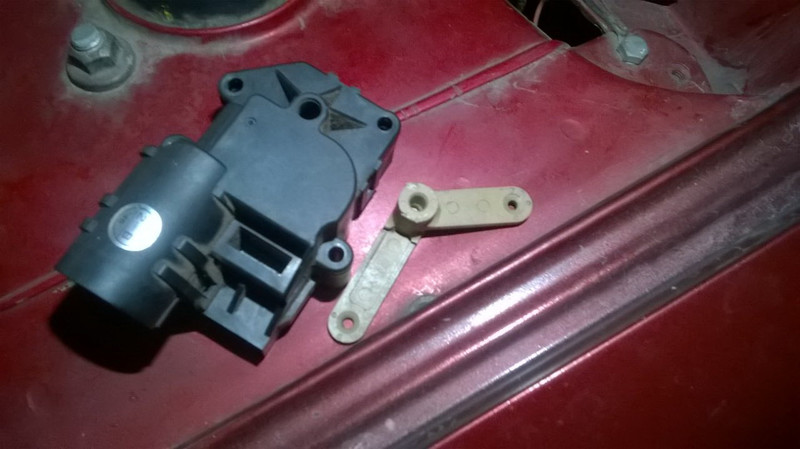 Шаговый моторчик печки с рычагом пластик Nissan Primera P10  1992 универсал 2.0 Бензин Борисполь