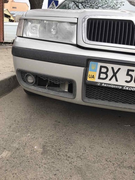 Решетка в бампер центральная, правая Skoda Octavia  2003 1.6 Бензин Хмельницкий