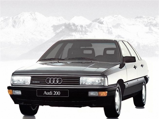 Передний бампер Audi 200  1989 2.3 Бензин Беловодск