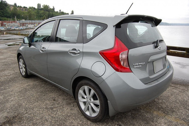 Стекло багажника Nissan Versa  2015 хэтчбек 1.6 Бензин Васильков