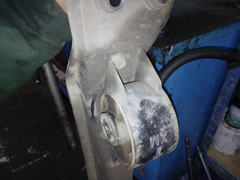 Подушка двигателя задняя нижняя на траверсе Chevrolet Epica  2007 2.5 Бензин 