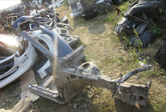 Правая передняя четверть отрезанная Toyota Corolla 150 2010 г.  1.6 л бензин Киев