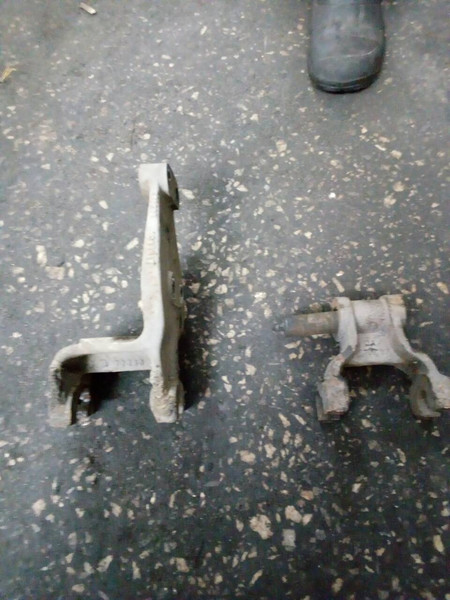 Кронштейн задний правый и серьга от кабины от рессоры к раме DAF CF  2000 Винница